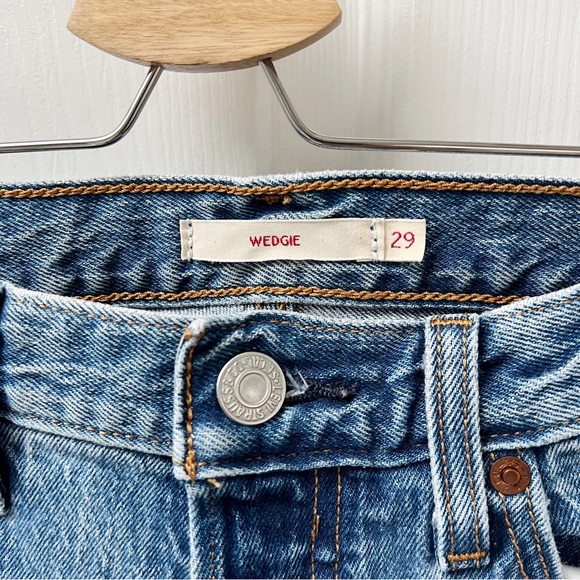 Levis Wedgie Fit Jeans in Medium Wash - Picture 5 of 5